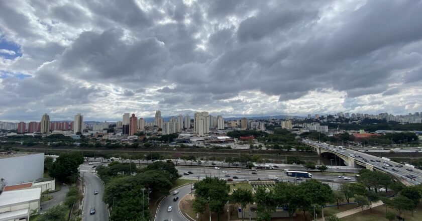 Céu de São Paulo encoberto por nuvens. Na parte de baixo da foto, carros transitam por vias de acesso e pela Marginal Tiete