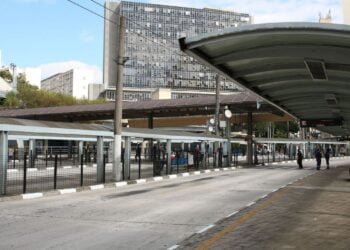 Terminal de ônibus em São Paulo praticamente vazio.