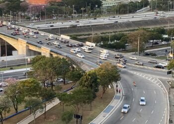 Imagem mostra ponte da Casa Verde com carros passando e marginal tiete ao fundo com veículos circulando sem congestionamento.
