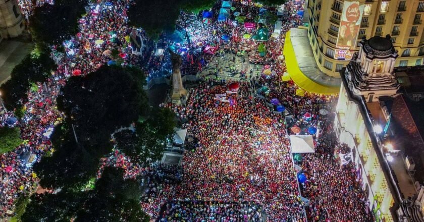 Praça tomada por apoadores de Lula, no Rio de Janeiro. Imagem vista do alto.