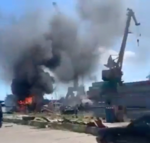 Trecho de vídeo mostra fogo no porto de Odessa. Ao lado, guindastes aparecem parados.