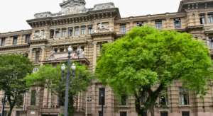 Fachada do prédio do tribunal de justiça de São Paulo.