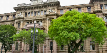 Fachada do prédio do tribunal de justiça de São Paulo.