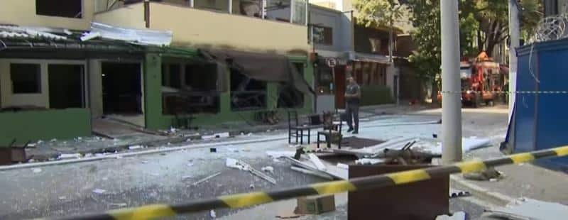 Foto mostra fachada do comércio destruída pela explosão.