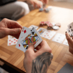 Aproveitando as técnicas de blefe e apostas para ganhar mais mãos durante os jogos de poker on-line