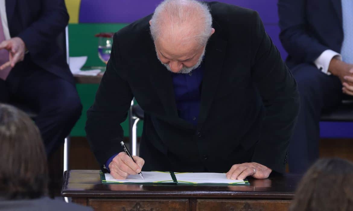 Lula assina MP que taxa fundos dos super-ricos
