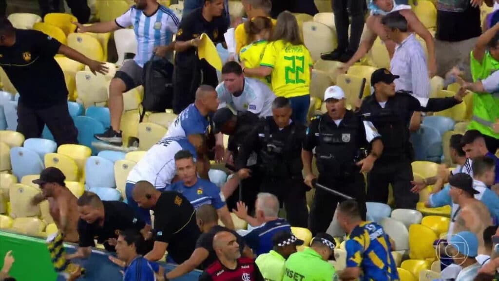 Confronto entre torcedores causa tumulto antes do jogo Brasil x