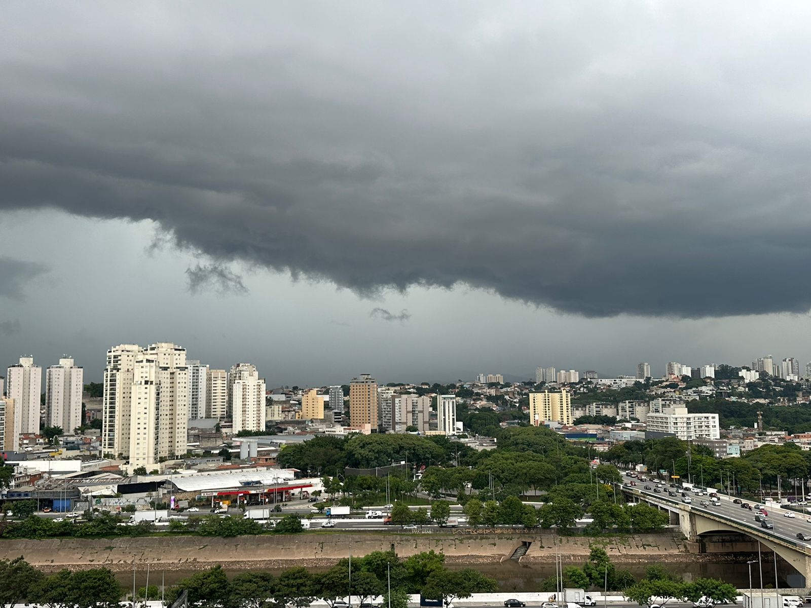 Temporais e vento forte devem atingir SP neste domingo, alerta Defesa Civil