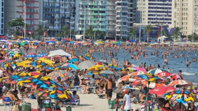 praias lotadas em santos 02