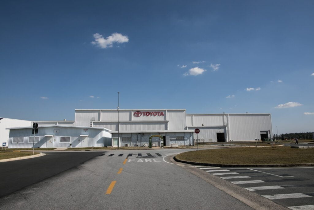 Imagem mostra a fachada do prédio da fábrica da Toyota em Sorocaba, interior de São Paulo. No alto da fachada é possível ler o nome da montadora.