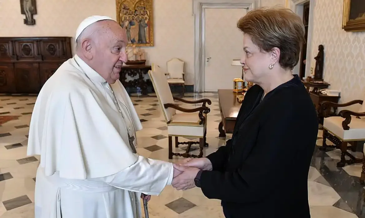 Em encontro com o Papa, Dilma entrega livro; veja qual
