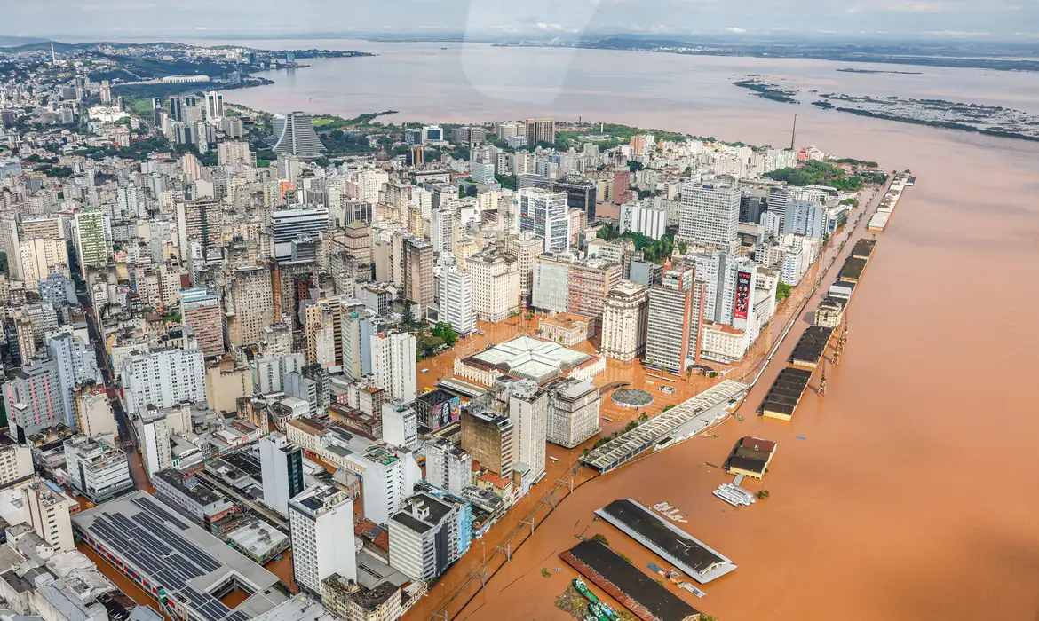 Bairro de Porto Alegre deve ser evacuado após transbordamento de dique