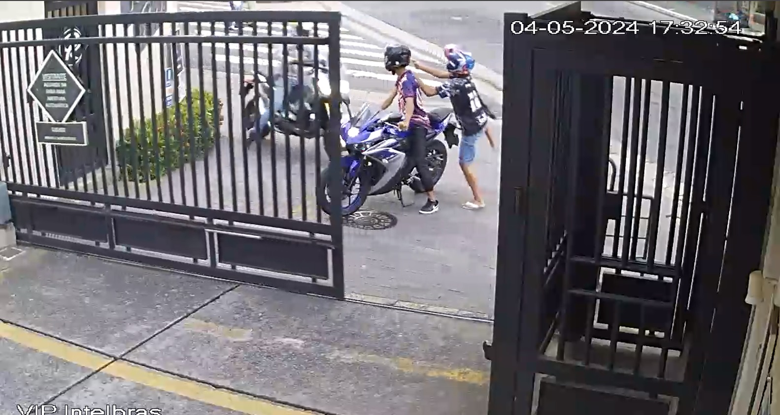 Vídeo: Motociclista evita roubo de moto com manobra ágil Zona Norte de SP