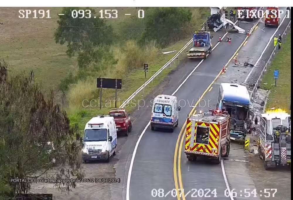 Cinco pessoas morrem após acidente entre ônibus e micro-ônibus em Ipeúna, SP