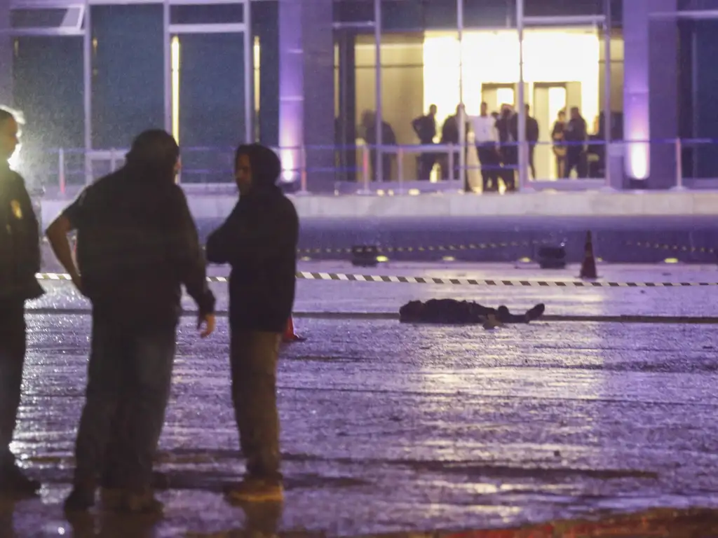 Explosões atingem Praça dos Três Poderes e uma pessoa morre