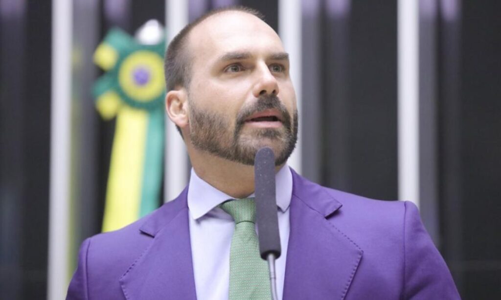 Contas de Eduardo Bolsonaro são bloqueadas por decisão de Moraes