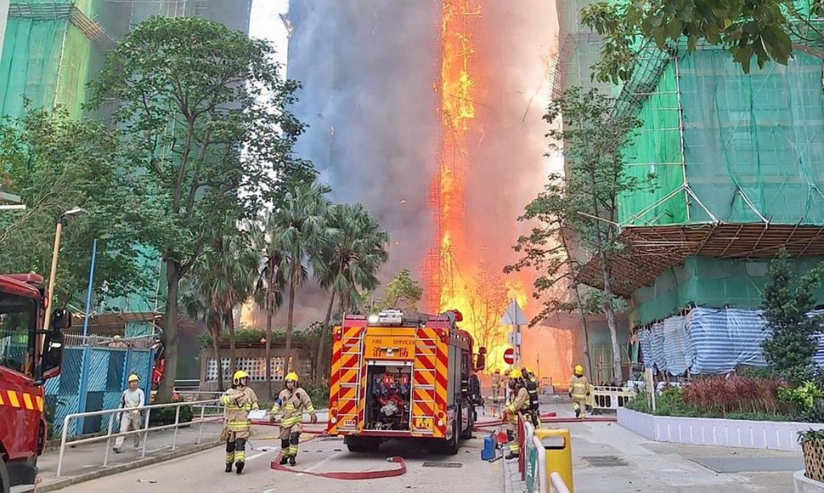 Incêndio atinge arranha-céus em Hong Kong e deixa ao menos 44 mortos