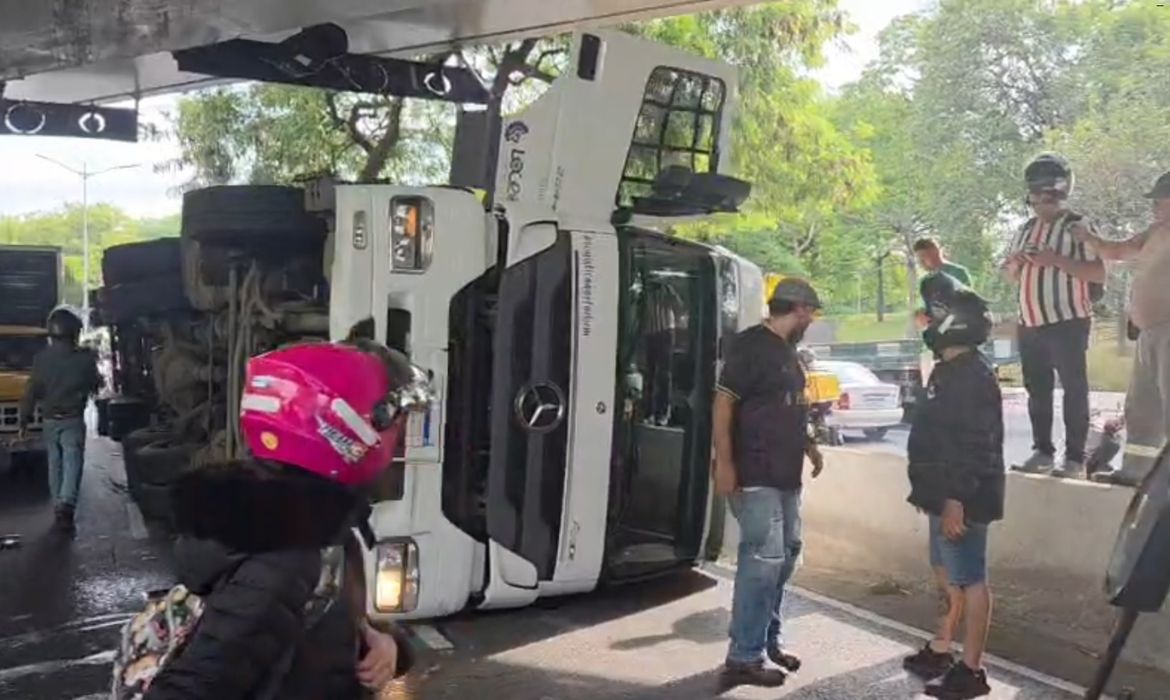 Motociclista escapa ileso após caminhão tombar sobre ele na Av. 23 de Maio