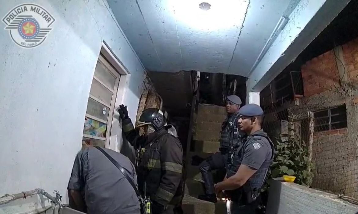 Câmera corporal registra explosão em residência na Zona Norte de SP; três PMs seguem em estado grave