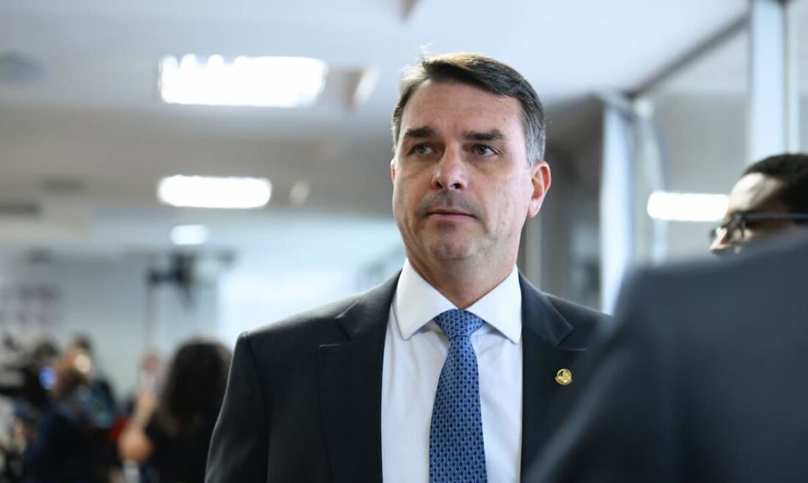 Flávio Bolsonaro confirma candidatura ao Planalto e assume herança do bolsonarismo