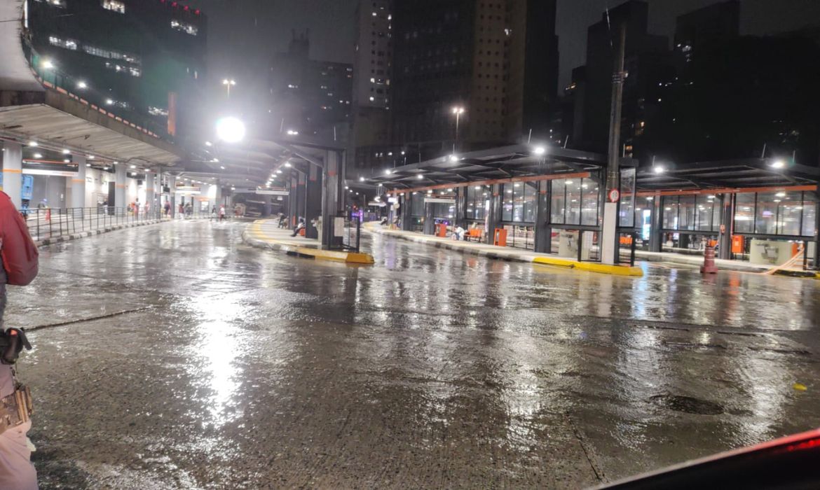 Greve dos motoristas de ônibus em São Paulo é encerrada após acordo com pagamento do 13º
