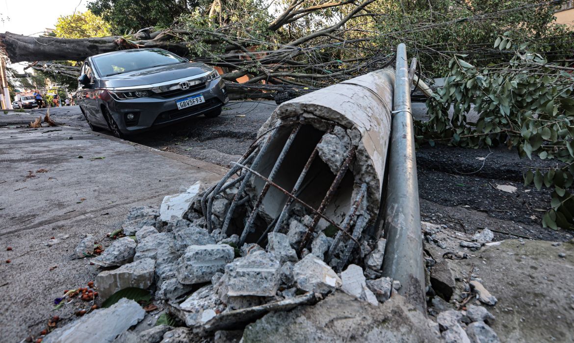 Mais de 1,3 milhão de imóveis seguem sem energia após ventania histórica em São Paulo