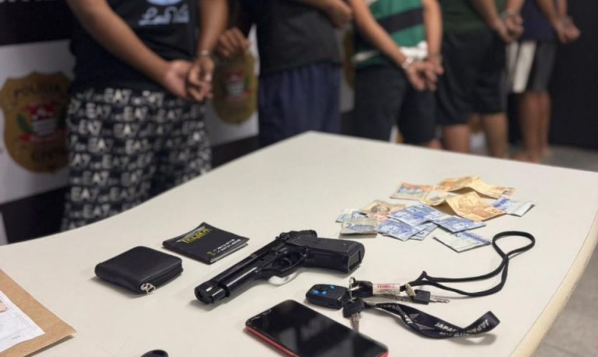 A Polícia Civil de São Paulo concluiu nesta segunda-feira (8) mais uma etapa da Operação Piratas do Asfalto — e com isso desarticulou uma quadrilha acusada de atuar com roubos e furtos de motocicletas na Grande São Paulo. A ofensiva resultou na prisão de cinco novos suspeitos, elevando para 15 o total de detidos desde o início da investigação. THMais - Você por dentro de tudo +2 Jornal Digital da Região Oeste +2 Durante as diligências, realizadas na cidade de Itaquaquecetuba, foram cumpridos mandados de prisão temporária e de busca e apreensão, o que permitiu apreensões significativas: além de duas motocicletas — potencialmente roubadas ou usadas no esquema —, a polícia confiscou sete celulares, um carro usado como “cavalo” para monitorar a presença policial e um simulacro de arma de fogo. THMais - Você por dentro de tudo A investigação aponta que o grupo agia de forma organizada e estruturada: eles praticavam roubos com violência nas ruas, transportavam as motos para desmanches ou revenda clandestina, e usavam diferentes artifícios para evitar captura — como o uso do veículo “escudo” e comunicação constante por meio de celulares. Jornal Digital da Região Oeste +1 As prisões fazem parte da terceira fase da operação, que teve início há meses. Nas etapas anteriores, a polícia já havia detido outros membros da quadrilha e apreendido motocicletas, ferramentas usadas para adulterar veículos e dinheiro em espécie. Jornal Digital da Região Oeste +1 Autoridades afirmam que a ação representa um passo importante no combate aos roubos de motocicletas — crime que causa insegurança e prejuízos frequentes a moradores da região metropolitana. A expectativa é de que a golpes como esse tragam alívio a vítimas e cidadãos que vivem com medo constante de assaltos e furtos. A desarticulação da quadrilha também será útil para rastrear a cadeia criminosa completa: há indícios de que parte das motocicletas roubadas era destinada a desmanches e venda de peças ilegais, o que amplia a investigação para receptação e comércio clandestino de veículos. Jornal Digital da Região Oeste +1 Com as novas prisões e apreensões, a Polícia Civil espera desmobilizar completamente a estrutura do grupo e desencorajar outras organizações a manter esquemas semelhantes. A operação reforça o compromisso das autoridades com a segurança pública e a proteção dos cidadãos na região metropolitana.