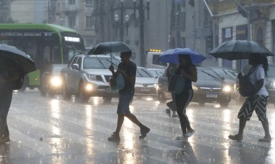 Tempestade com granizo atinge São Paulo e deixa mais de 130 mil sem energia