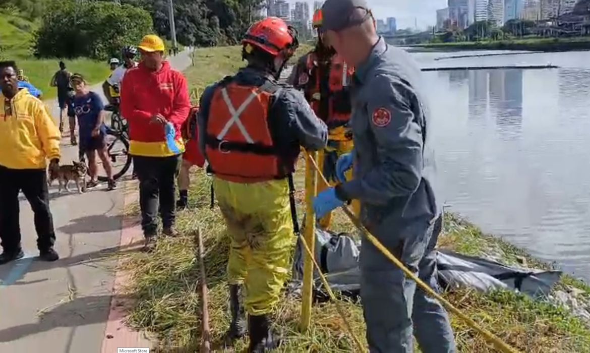 Bombeiros encontram no Rio Pinheiros corpo de idosa arrastada por enxurrada em São Paulo
