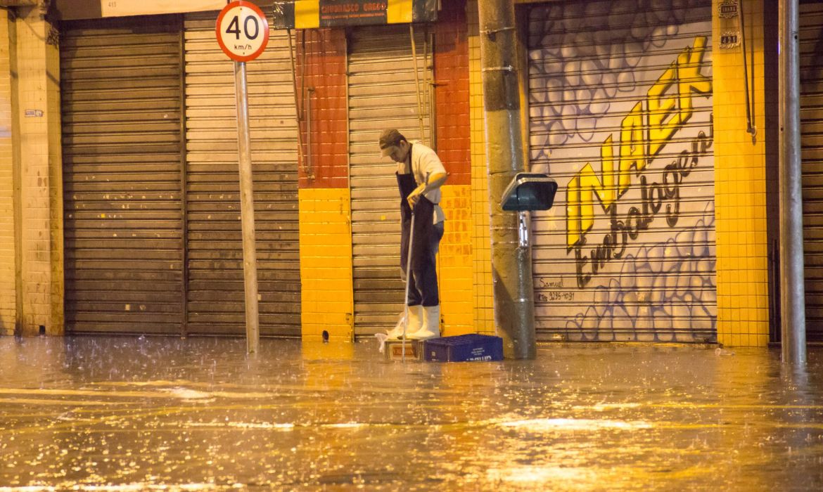 Chuva forte causa caos em So Paulo ruas alagadas e alerta severo da Defesa Civil