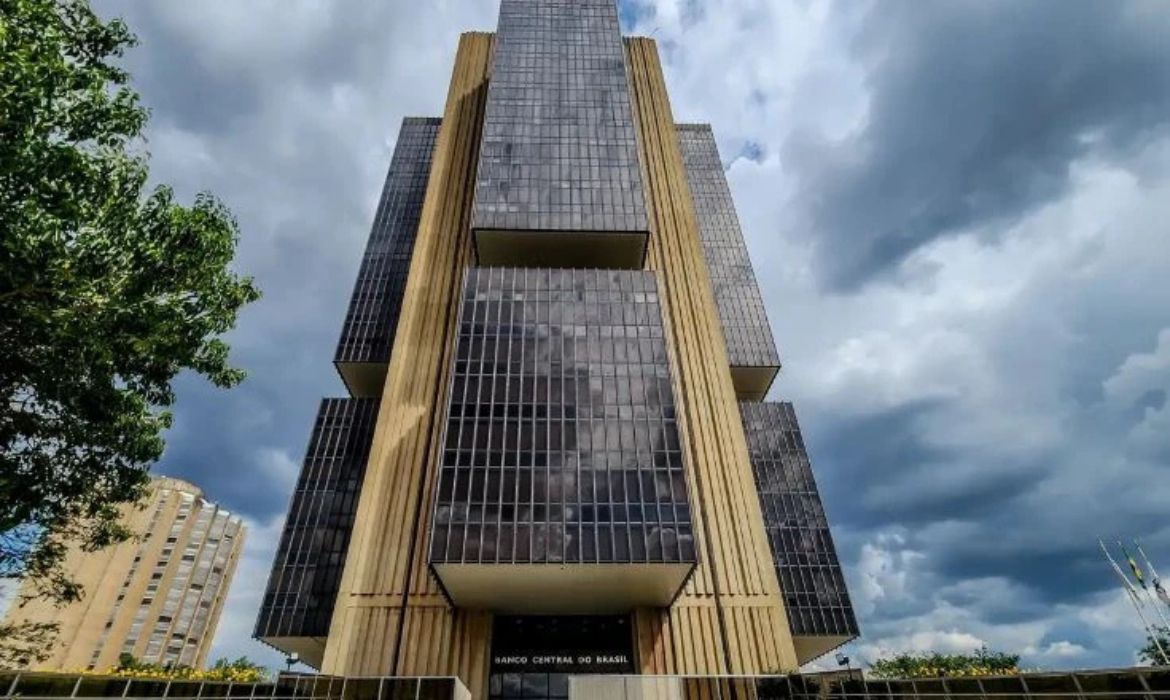 Copom mantém Selic em 15% pela 5ª vez seguida e adota tom cauteloso
