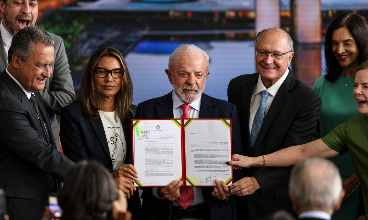 Lula veta integralmente PL que reduziria penas de Bolsonaro e condenados pelo 8 de janeiro