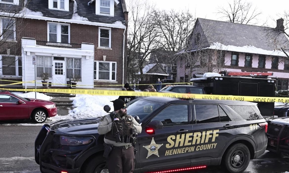 Mulher de 37 anos morta por agente do ICE em operao em Minneapolis