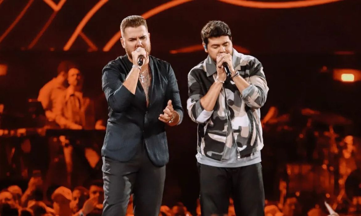 PM atira no meio da multidão durante show de Zé Neto & Cristiano em Praia Grande