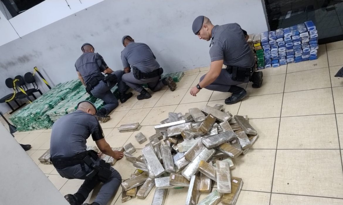 Polícia Militar apreende mais de uma tonelada de drogas em chácara no interior de SP