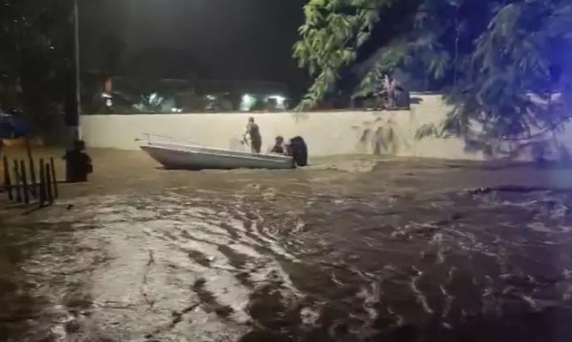 Chuvas mantêm rodovias interditadas rumo ao Litoral Norte de SP; veja situação das estradas