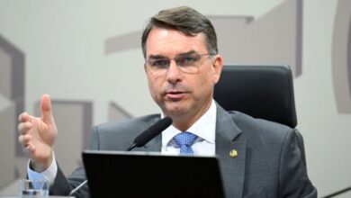 Flávio Bolsonaro critica governo Lula durante homenagem a Valdemar na Alesp