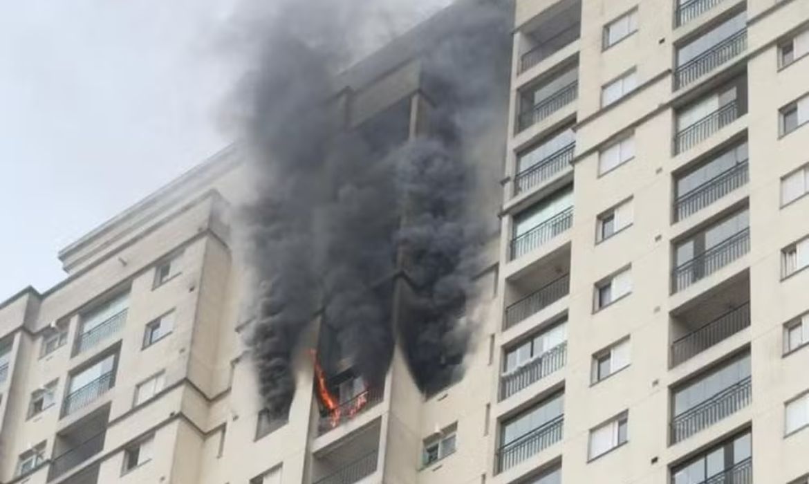 Incêndio em prédio no Centro de São Bernardo do Campo deixa um morto e dois feridos