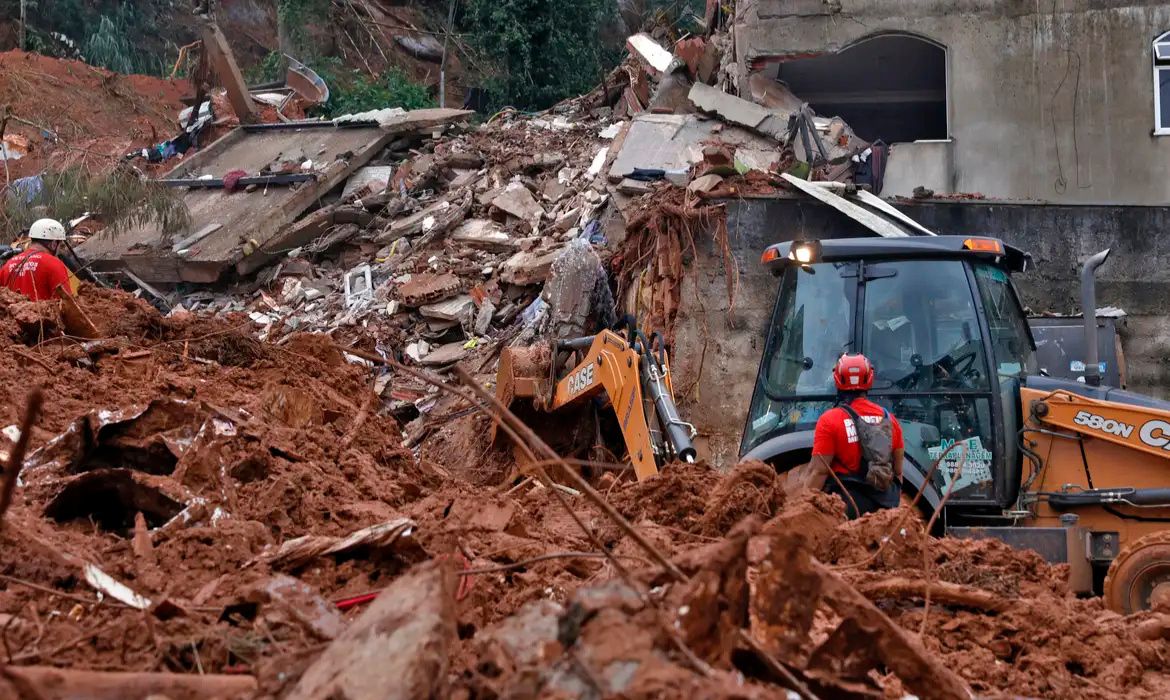 Sobe para 30 o número de mortos após enchentes em Juiz de Fora e Ubá