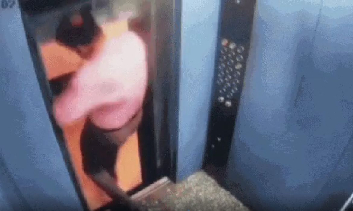 Homem escapa por segundos de acidente com elevador defeituoso na Índia