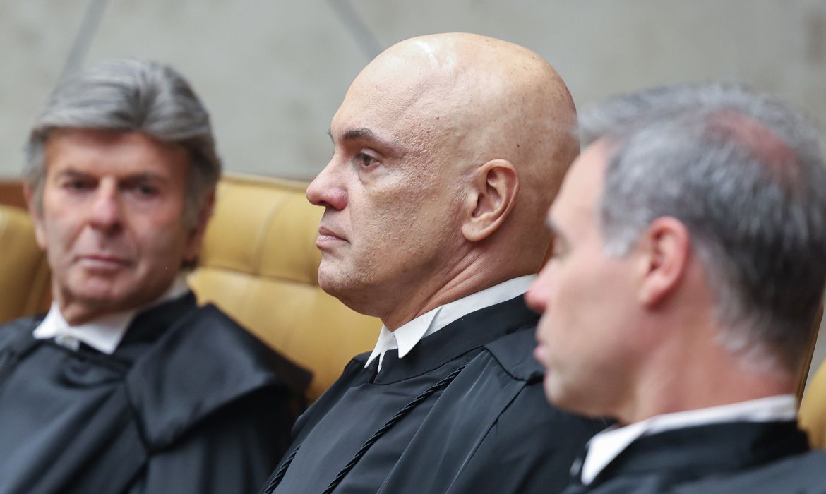 Ministros do STF articulam prisão domiciliar para Bolsonaro por questões de saúde