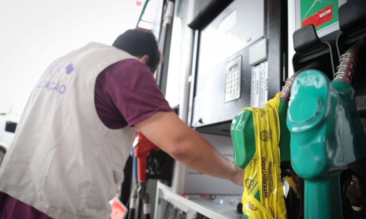 Operação interdita posto irregular e lacra bombas de combustível em São Paulo