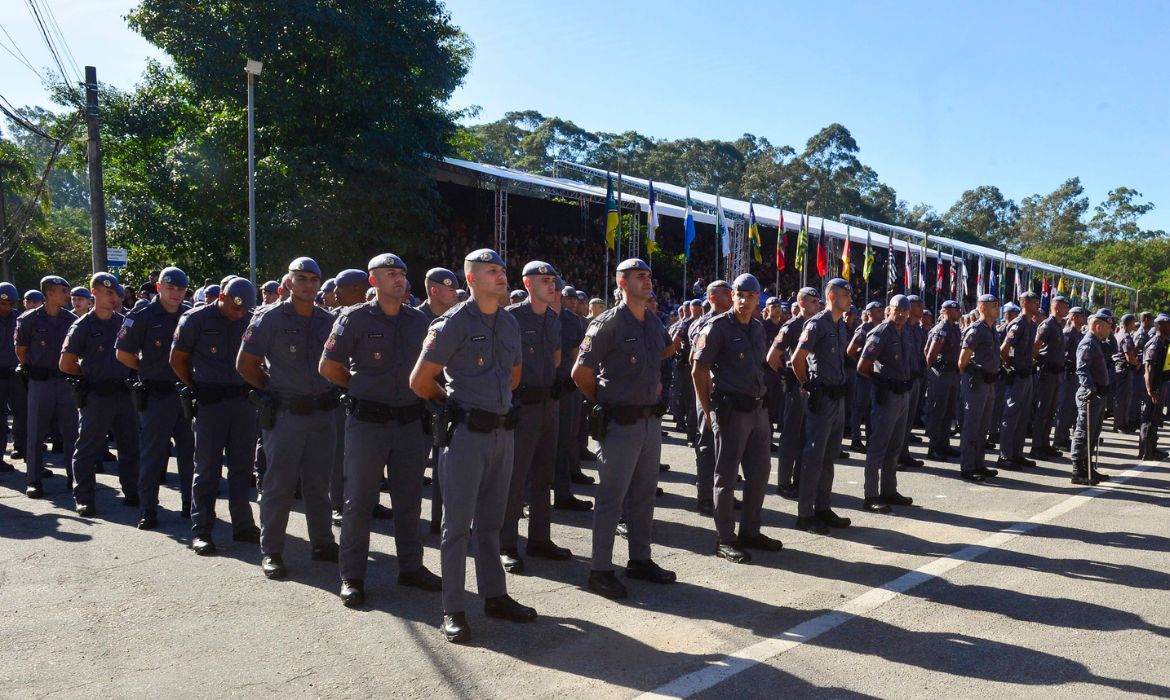 Tarcísio propõe aumento de 10% e novos planos de carreira de policiais em SP