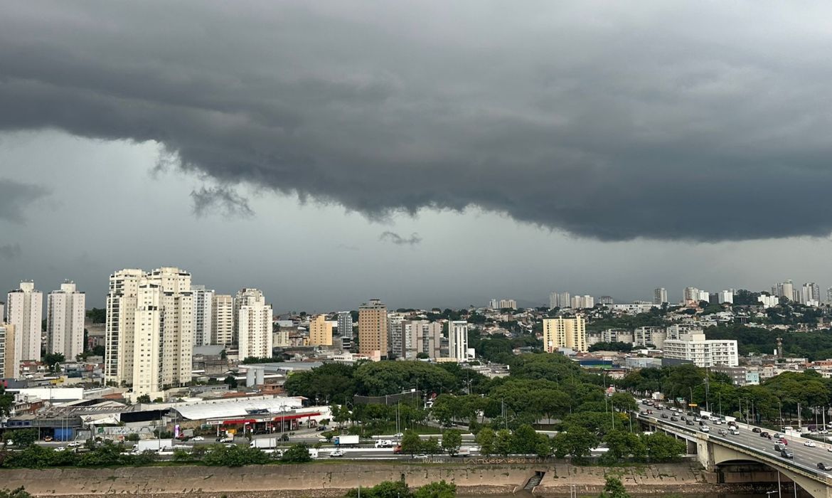 Tempo em São Paulo: terça-feira (31) terá clima ameno e previsão de chuva