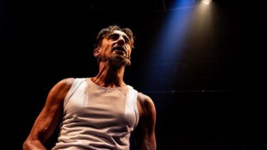 Tuca Andrada retorna aos palcos com “Let’s Play That” no Teatro Sérgio Cardoso