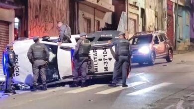 Viatura da Polícia Militar capota durante atendimento de ocorrência no Jardim Ângela, na Zona Sul de SP