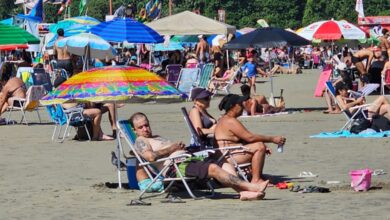Praias lotadas e trânsito intenso marcam fim do feriado de Tiradentes no litoral de São Paulo