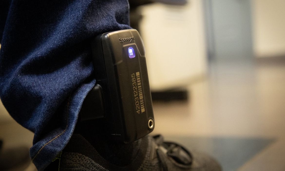 São Paulo amplia uso de tornozeleiras eletrônicas para monitorar agressores de mulheres
