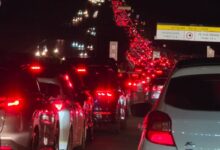 Trânsito intenso marca descida para o litoral no feriado de Tiradentes em São Paulo