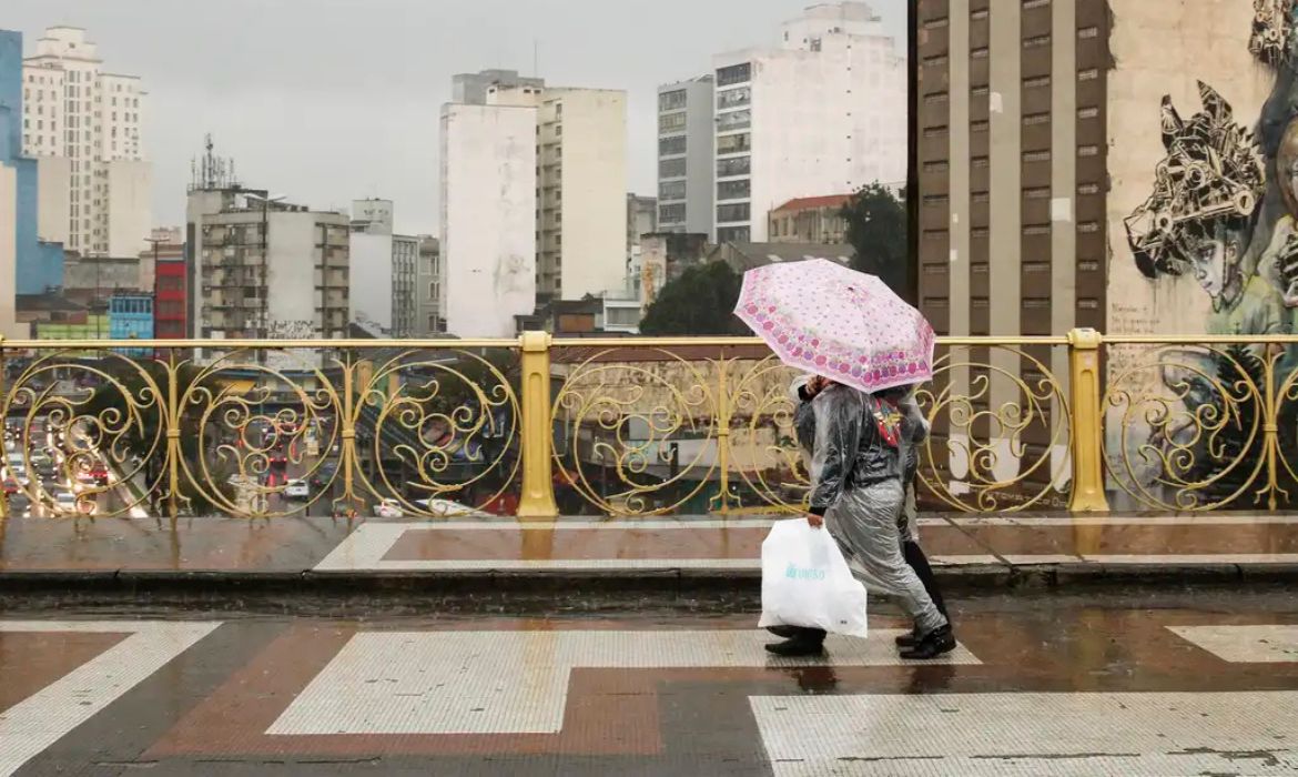 Sábado terá chuva isolada, rajadas de vento e manhã com nevoeiro em São Paulo